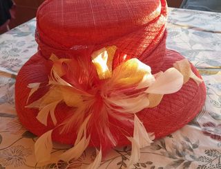 Vestido de fiesta y pamela pequeña a juego