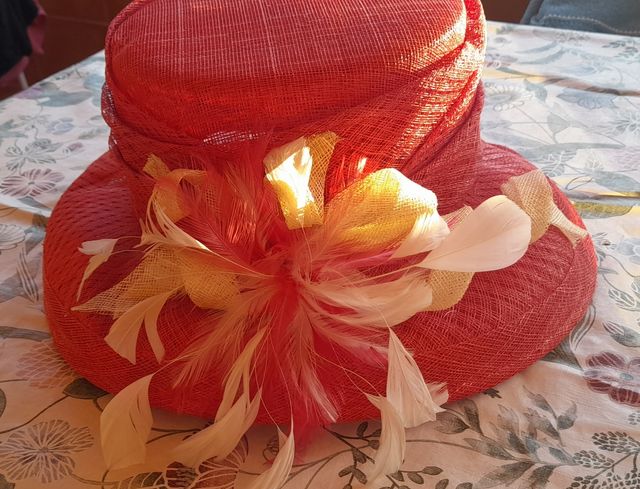 Vestido de fiesta y pamela pequeña a juego