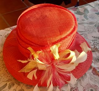 Vestido de fiesta y pamela pequeña a juego