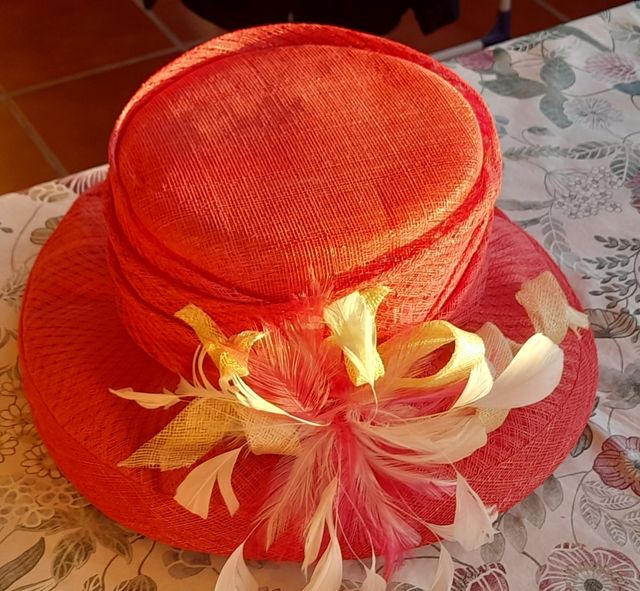 Vestido de fiesta y pamela pequeña a juego