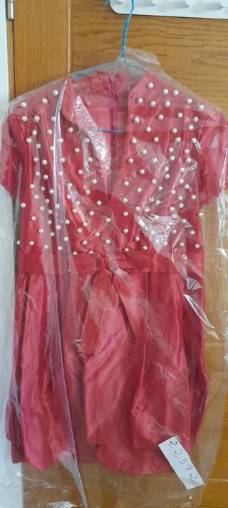 Vestido de fiesta y pamela pequeña a juego