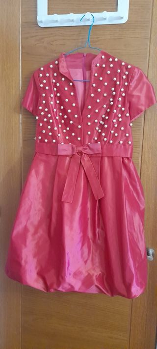 Vestido de fiesta y pamela pequeña a juego