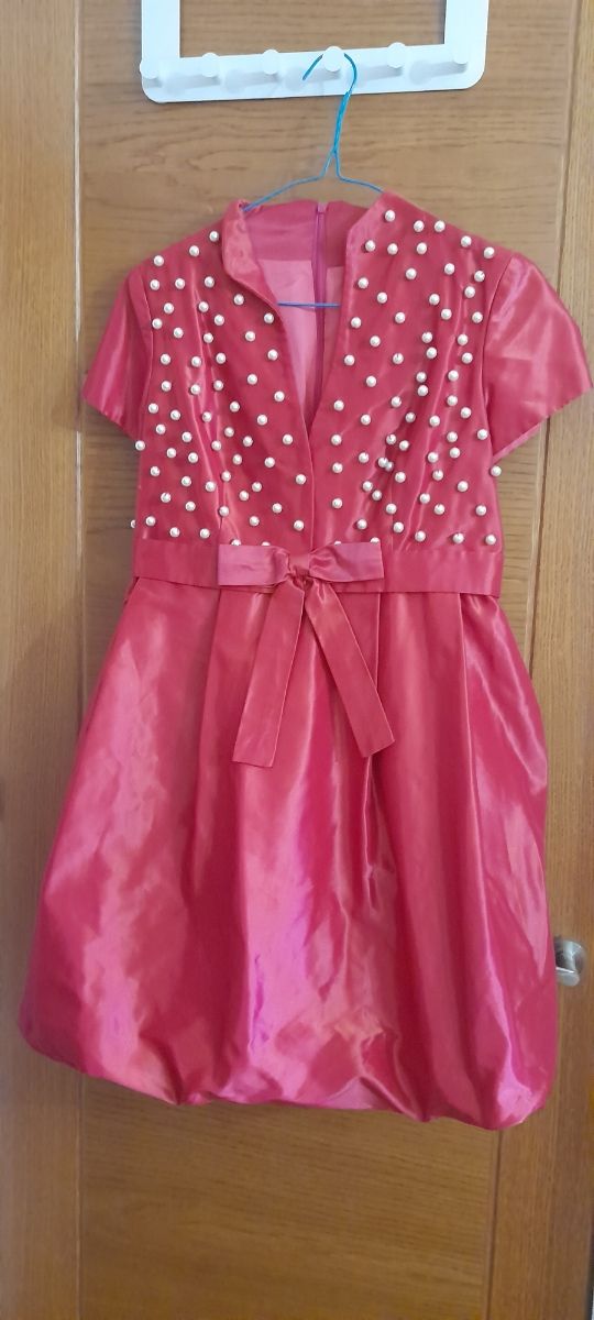 Vestido de fiesta y pamela pequeña a juego