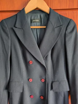 Abrigo de mujer de Zara azul marino