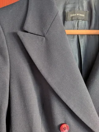 Abrigo de mujer de Zara azul marino