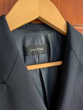 Abrigo de mujer de Zara azul marino