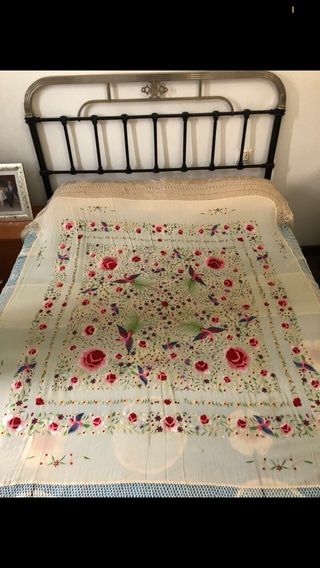 Mantón de Manila bordado