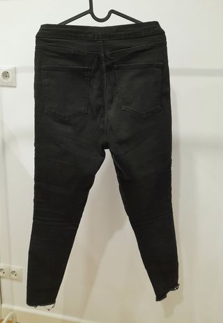 Pantalón negro pitillo