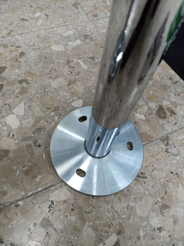 Postes y barras separación supermercado