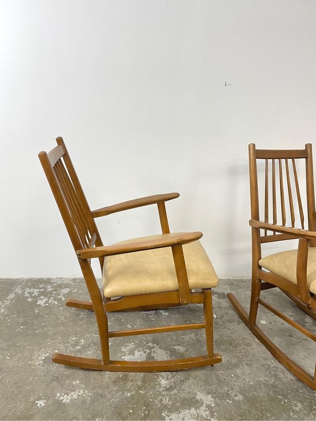 Pareja de mecedoras de madera y scai