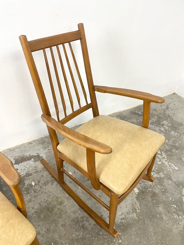 Pareja de mecedoras de madera y scai