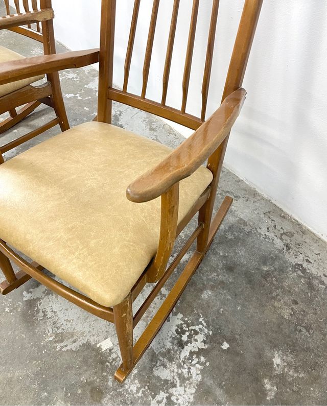 Pareja de mecedoras de madera y scai