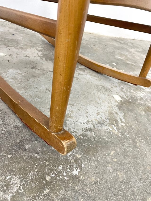 Pareja de mecedoras de madera y scai