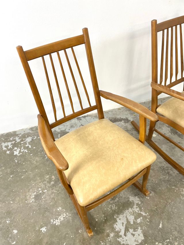 Pareja de mecedoras de madera y scai