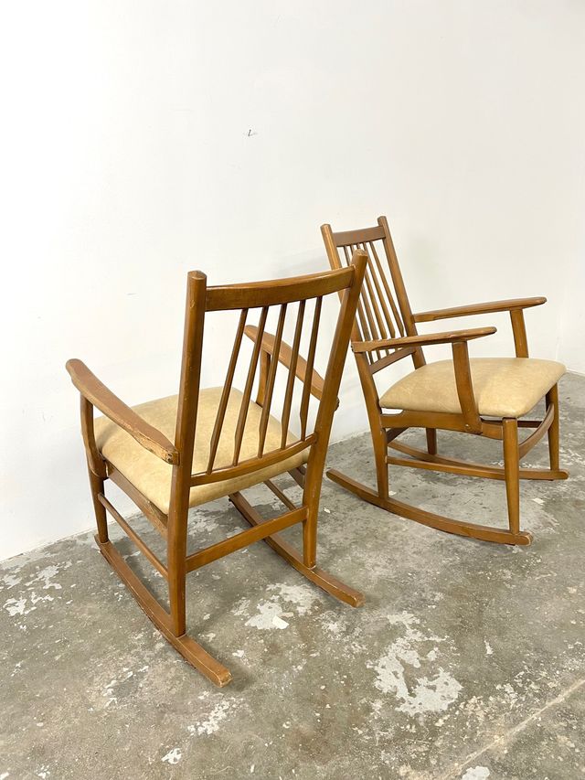 Pareja de mecedoras de madera y scai