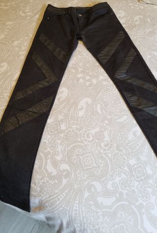 Pantalón vaquero negro detalles en cuero