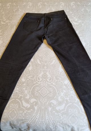 Pantalón vaquero negro detalles en cuero