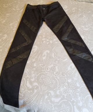 Pantalón vaquero negro detalles en cuero