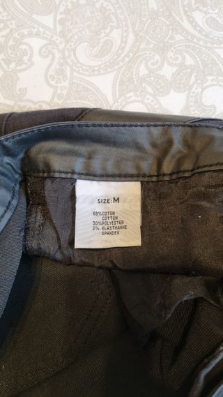 Pantalón vaquero negro detalles en cuero