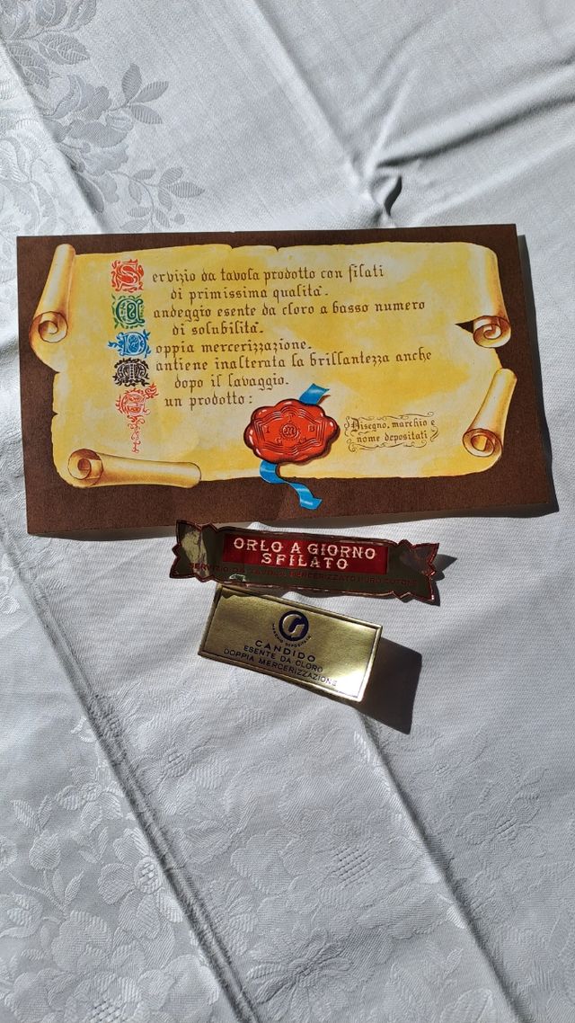 Tovaglia rettangolare con sei tovaglioli