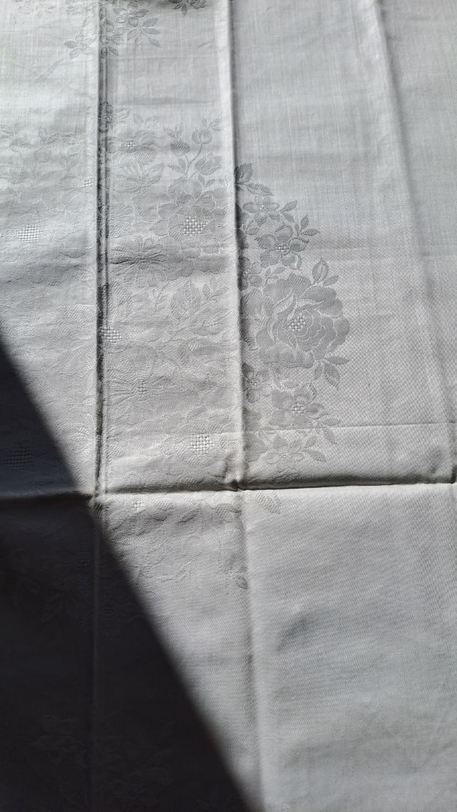 Tovaglia rettangolare con sei tovaglioli