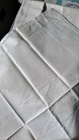 Tovaglia rettangolare con sei tovaglioli