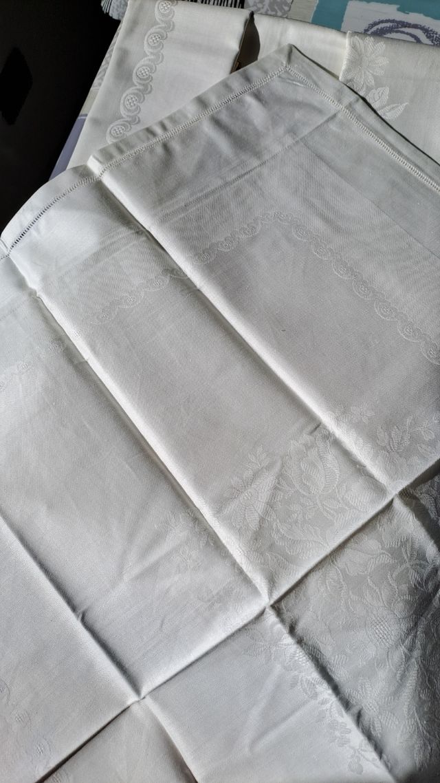 Tovaglia rettangolare con sei tovaglioli