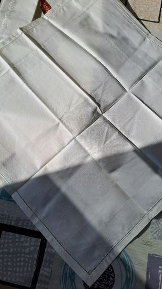 Tovaglia rettangolare con sei tovaglioli