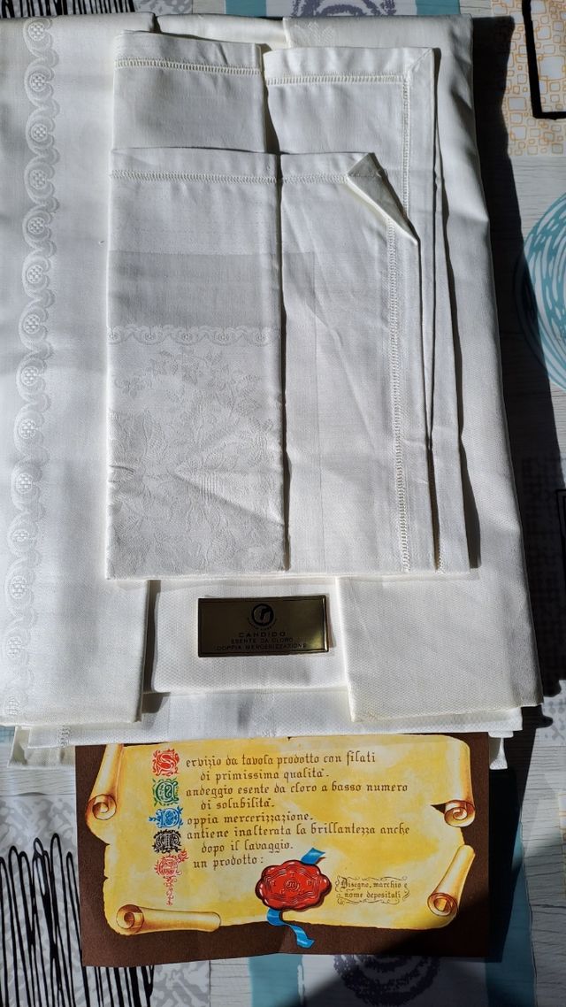 Tovaglia rettangolare con sei tovaglioli