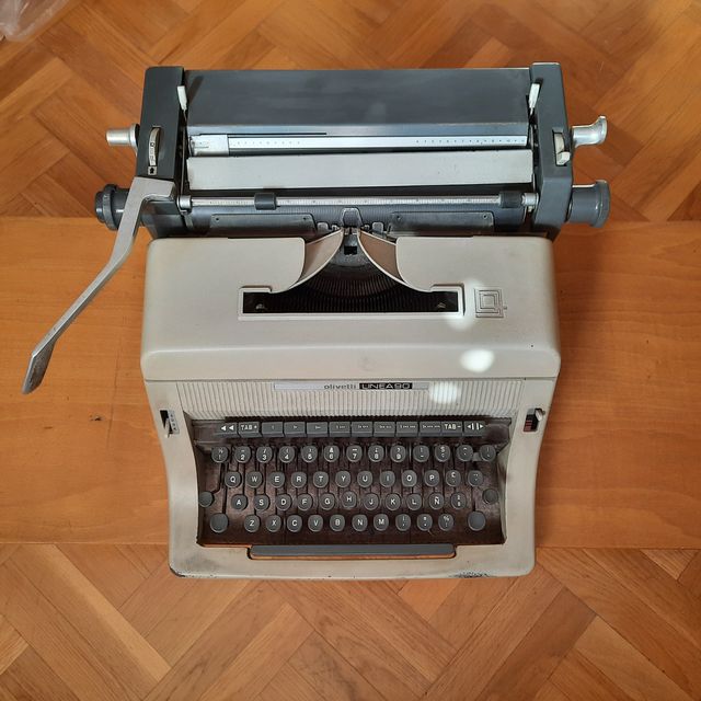 Lote: Máquina de escribir Olivetti + complementos