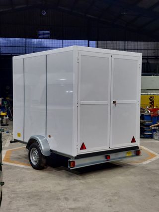 remolque cerrado sandwich