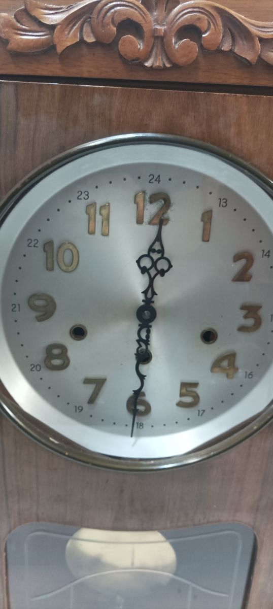 RELOJ ANTIGUO DE PARED DE PILAS 2