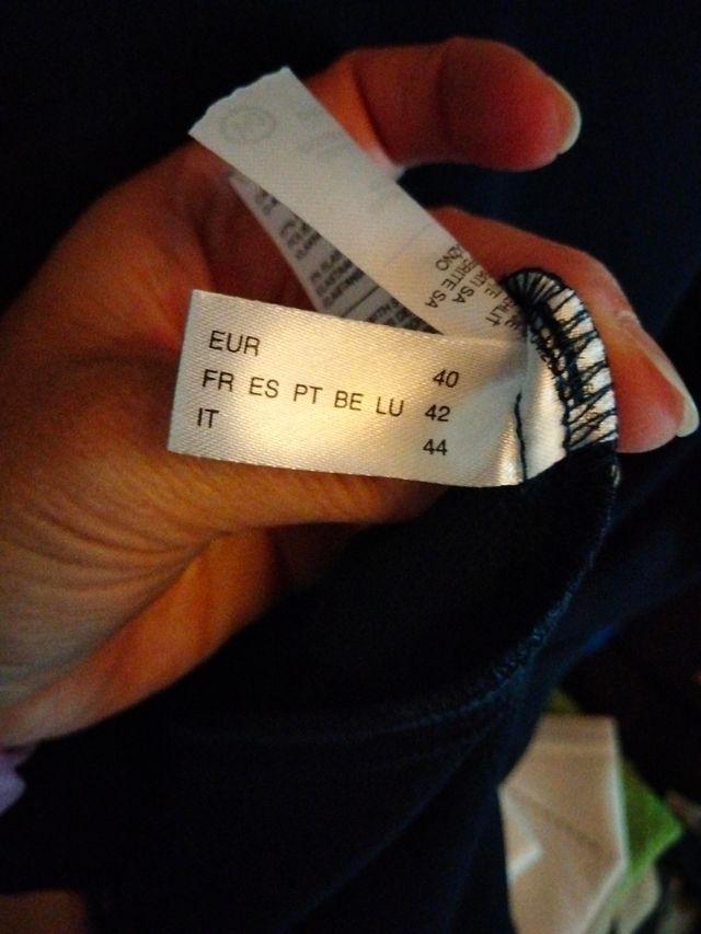 VESTIDO CON VOLANTES EN MANGAS