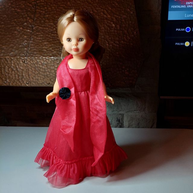 Nancy con vestido de gala, zapatos, pendientes