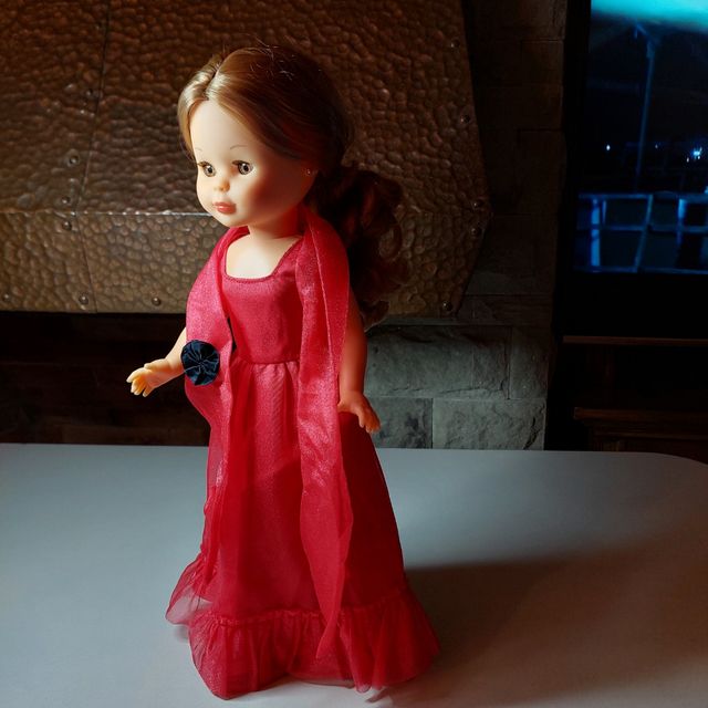 Nancy con vestido de gala, zapatos, pendientes