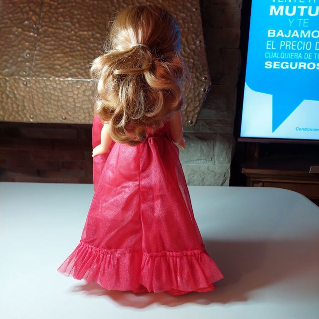 Nancy con vestido de gala, zapatos, pendientes