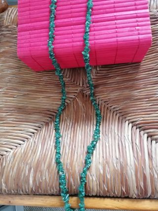 Collar verde piedritas