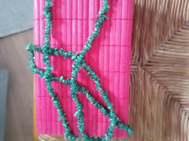 Collar verde piedritas