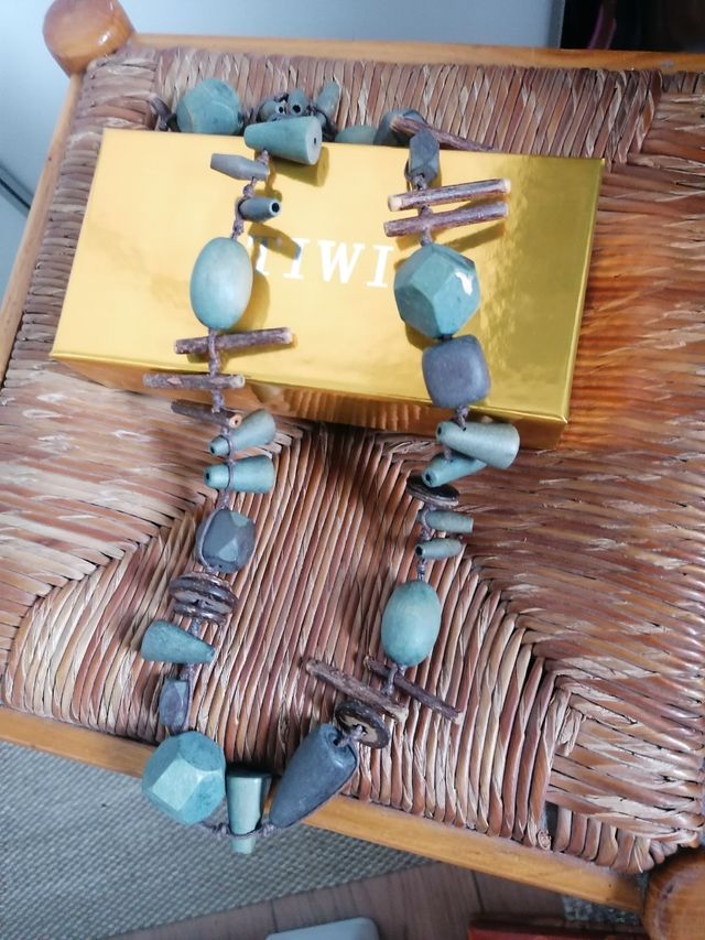 Collar de piezas de madera