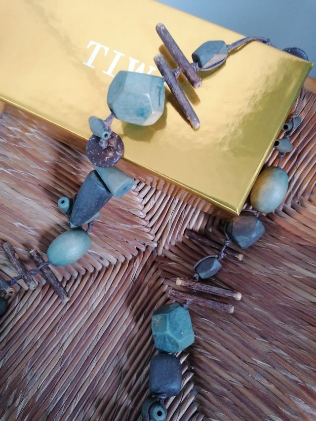 Collar de piezas de madera