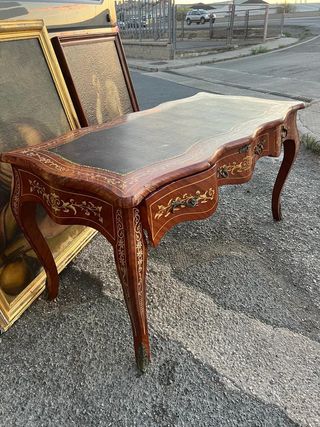 Mesa de despacho con marquetería y tapete en cuero