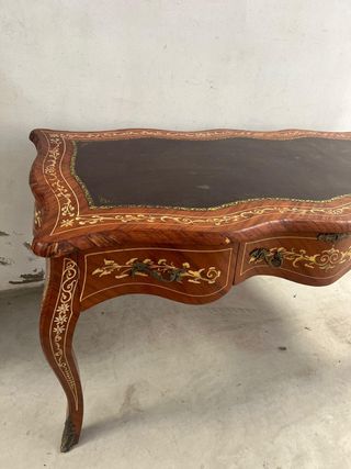Mesa de despacho con marquetería y tapete en cuero