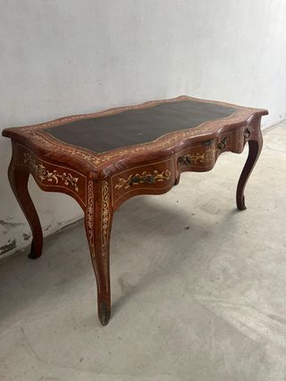 Mesa de despacho con marquetería y tapete en cuero