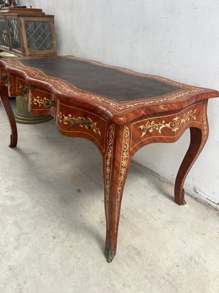 Mesa de despacho con marquetería y tapete en cuero