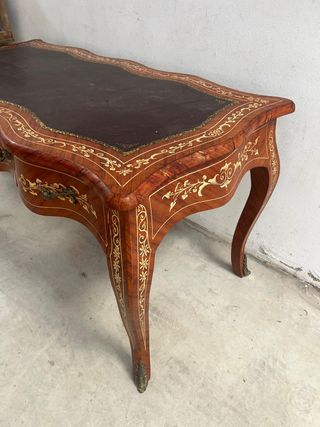 Mesa de despacho con marquetería y tapete en cuero