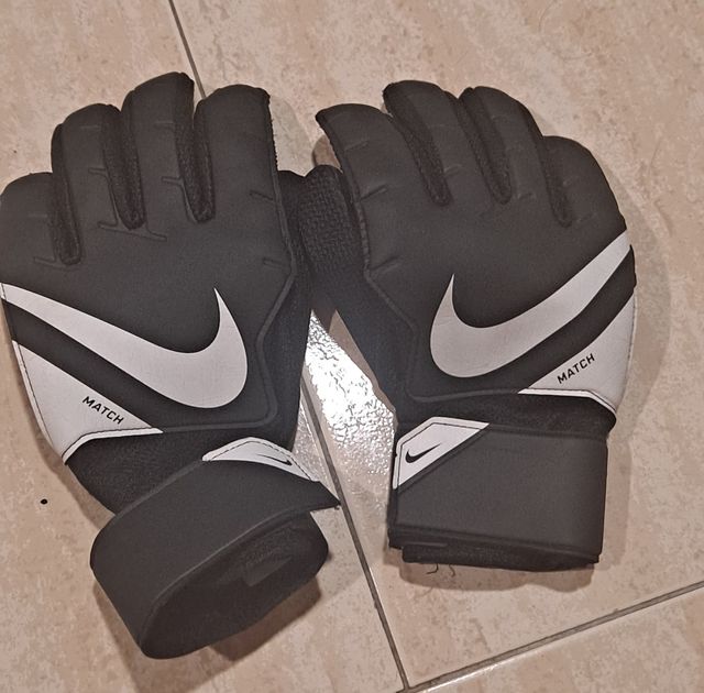 Guantes Nike portero de fútbol.