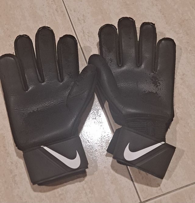 Guantes Nike portero de fútbol.