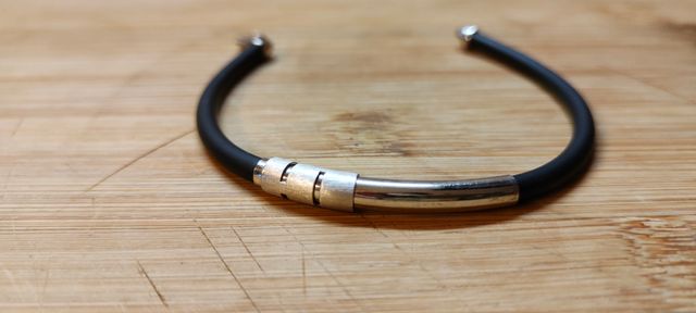 Bracciale in argento e caucciù