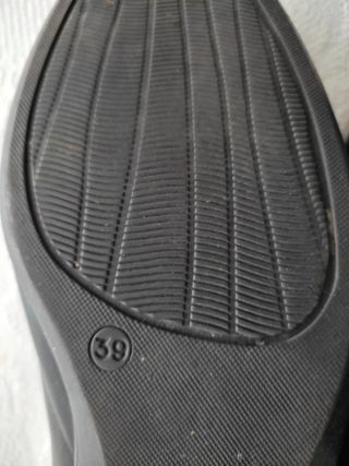 Zapatos de piel de color negro