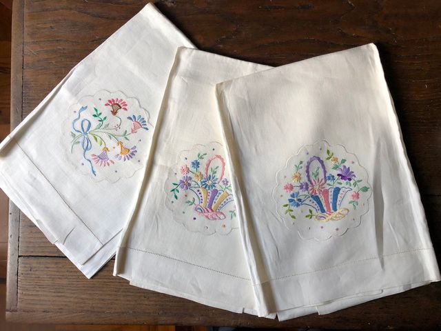 Set di 3 asciugamani in puro lino ricamati a mano